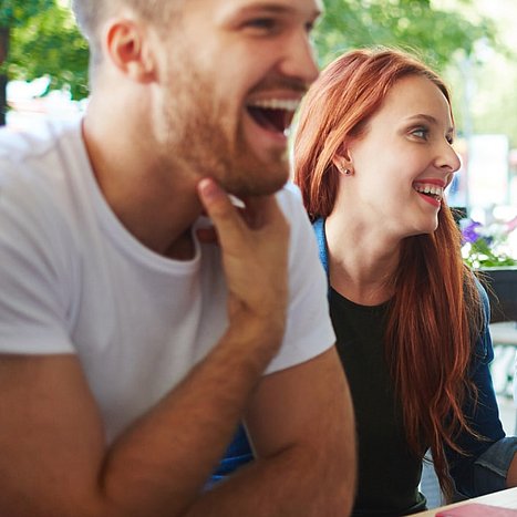 Menschen sitzen zusammen in einem Cafe.