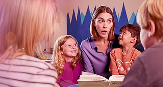 isla<sup>®</sup> med voice bei belastungsbedingten Stimmbeschwerden. Frau liest Kindern ein Buch vor.