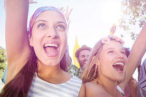 Junge Frauen auf einem Festival