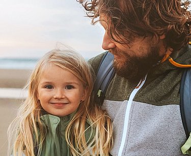 Junger Vater mit Tochter am Strand