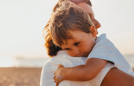 Kind wird von seiner Mutter getragen