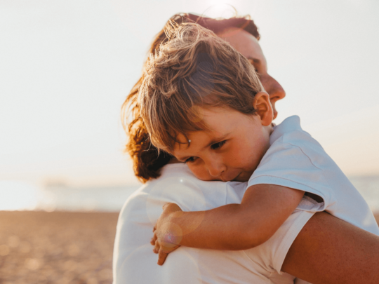 Kind wird von seiner Mutter getragen