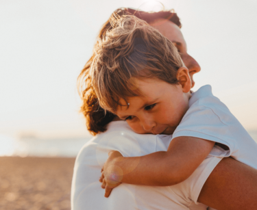 Kind wird von seiner Mutter getragen