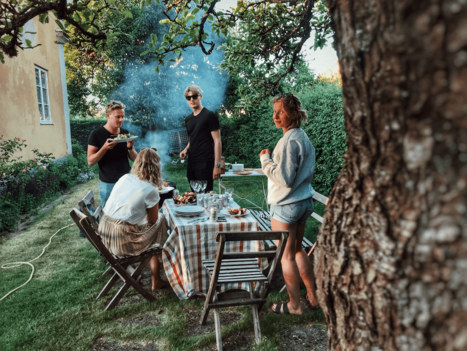 Urlaub im Garten BBQ Grillen mit Freunden