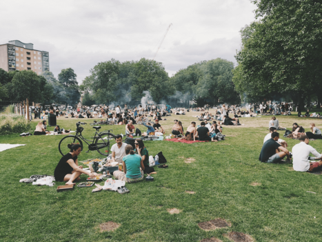 Urlaub in der eigenen Stadt Picknick im Park