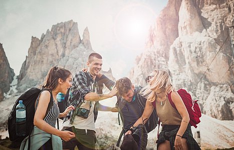 Urlaub in den Bergen Wanderung mit Freunden