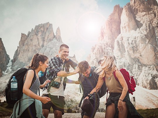 Urlaub in den Bergen Wanderung mit Freunden