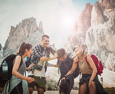 Urlaub in den Bergen Wanderung mit Freunden